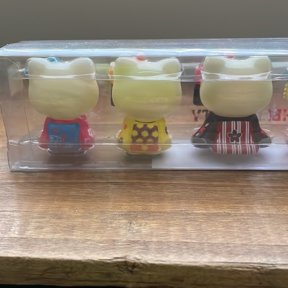 “Hello Kitty” 6 Piece Kimono Figures - Picture 6 of 7